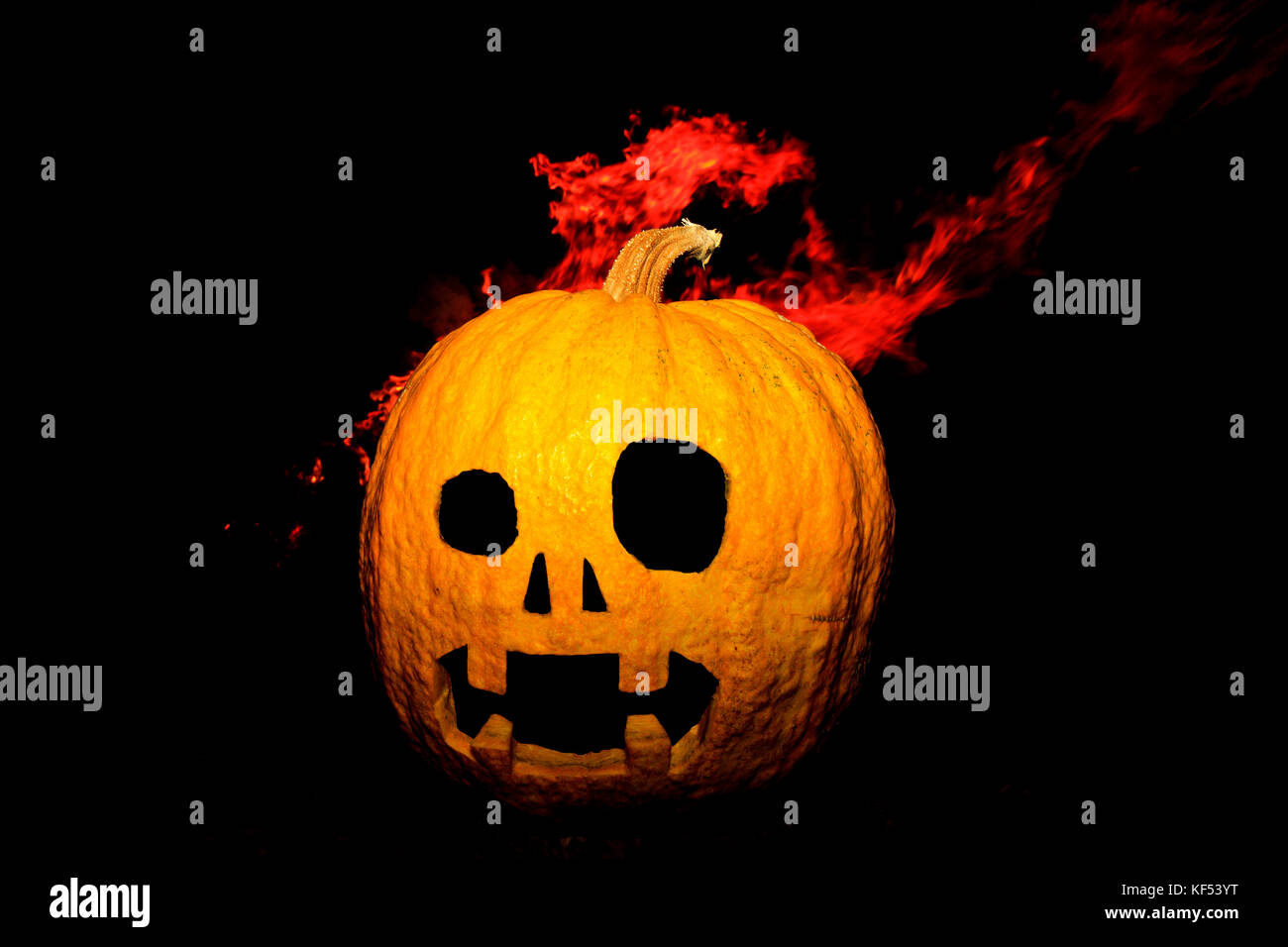 Testa di zucca fatta con le mani e la fiamma Foto Stock