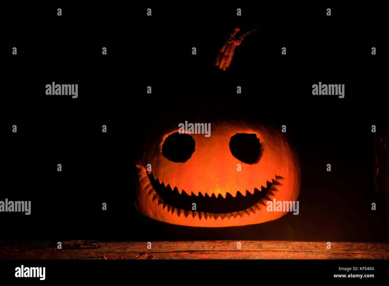 Testa di zucca con un terribile sorriso nel buio Foto Stock