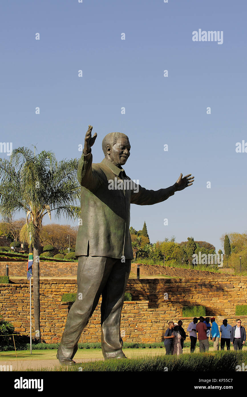 Africa, sud africa, gauteng, Pretoria, capitali, l'Unione edifici ( 1913 ), sede del governo, architetto: Herbert baker, statua: Nelson Mandela ( 2013 ), parco: Louis Botha Foto Stock