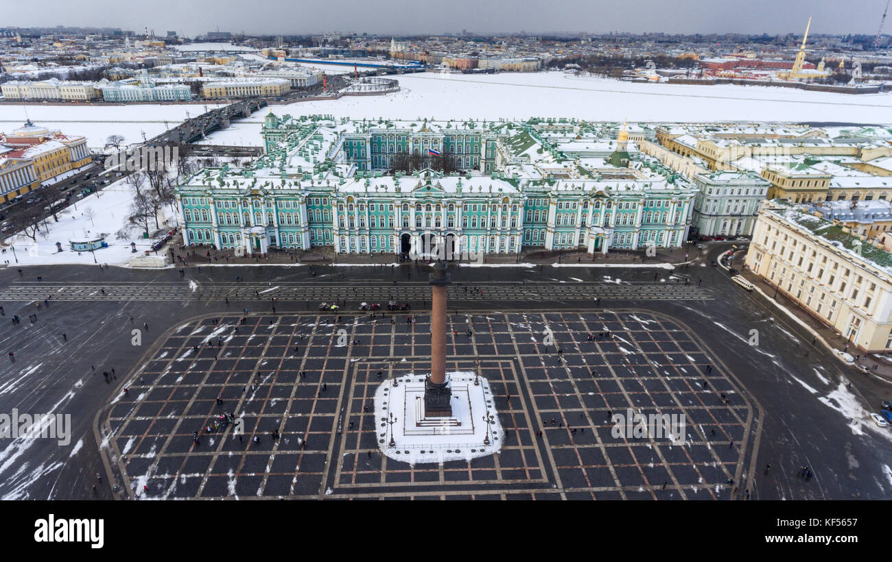 Antenna vista anteriore al palazzo d'inverno, edificio esterno con la piazza del palazzo e aleksandr colonna a stagione invernale. San Pietroburgo, Russia Foto Stock