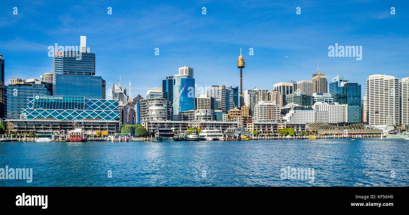 Australia, Nuovo Galles del Sud, Sydney Darling Harbour, con vista del lungomare e King Street Wharf contro lo sfondo della skyline di Sydney Foto Stock