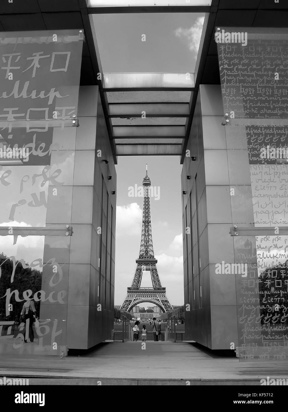Il Muro della Pace (Mur de la Paix) nel Parc du Champ de Mars, Parigi, Francia, incornicia la Torre Eiffel: La parola 'Pace' è scritta in 49 lingue Foto Stock