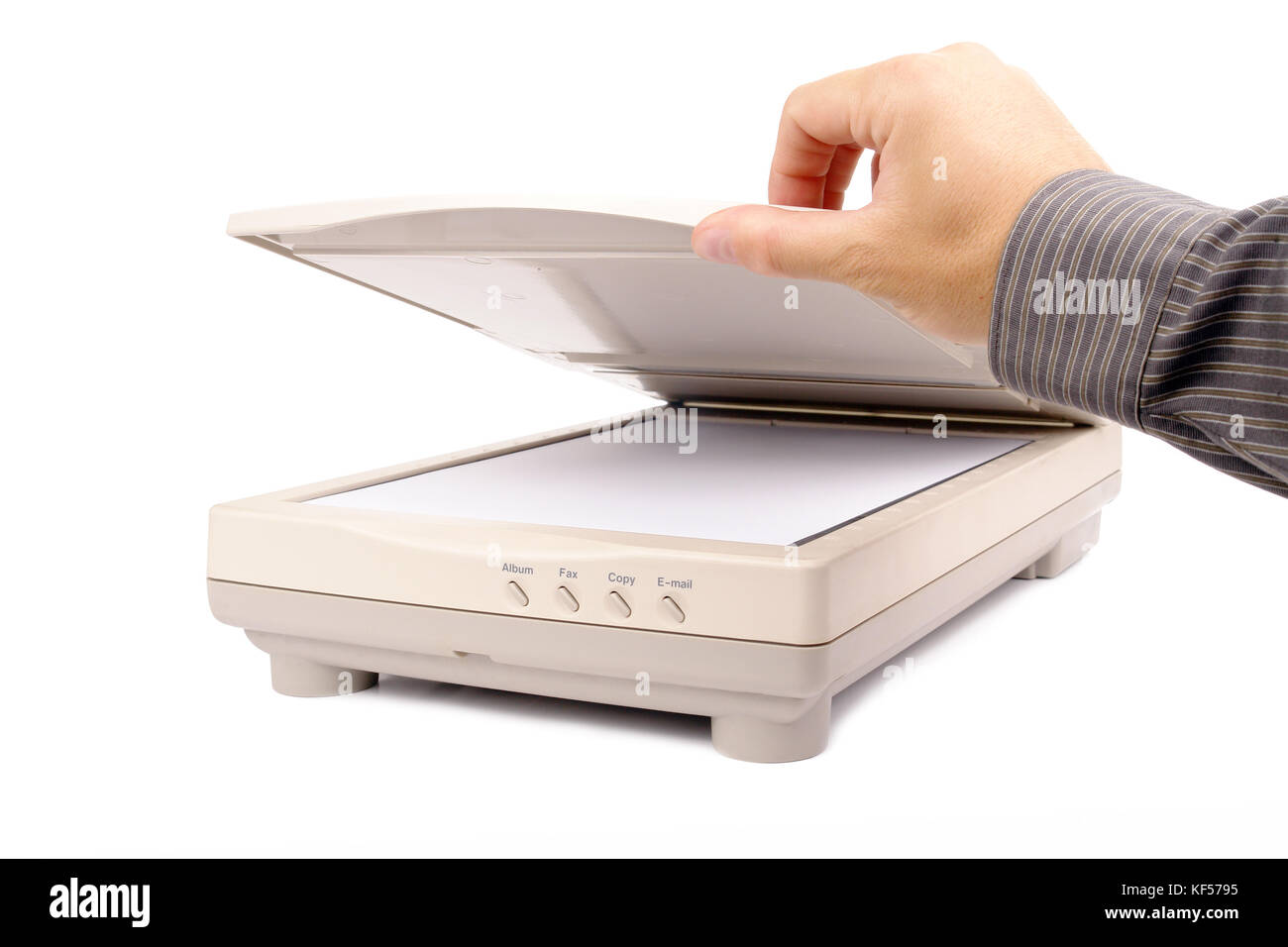 Lavoratore di ufficio il caricamento del documento pagina nello scanner a superficie piana isolati su sfondo bianco Foto Stock