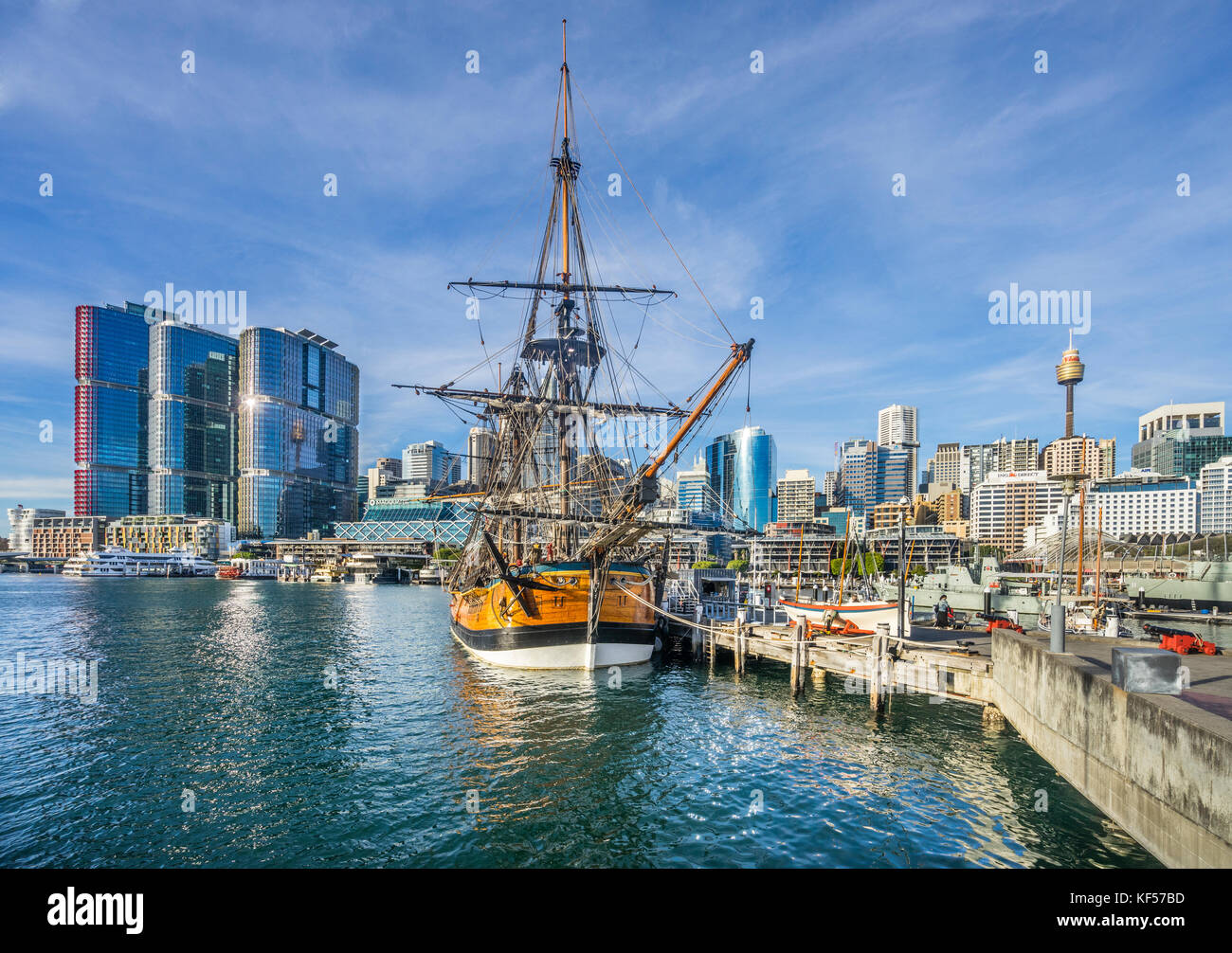Australia, Nuovo Galles del Sud, Sydney Darling Harbour, Australian National Maritime Museumand l'HMB Endeavour replica contro lo sfondo della Baran Foto Stock