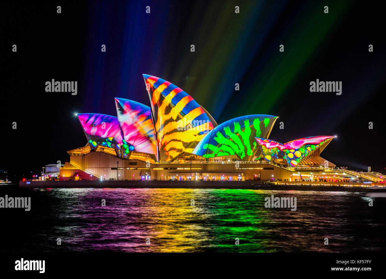 Australia, Nuovo Galles del Sud di Sydney Opera House, l'illuminazione delle vele con creature audio durante la vivida luce 2017 Foto Stock
