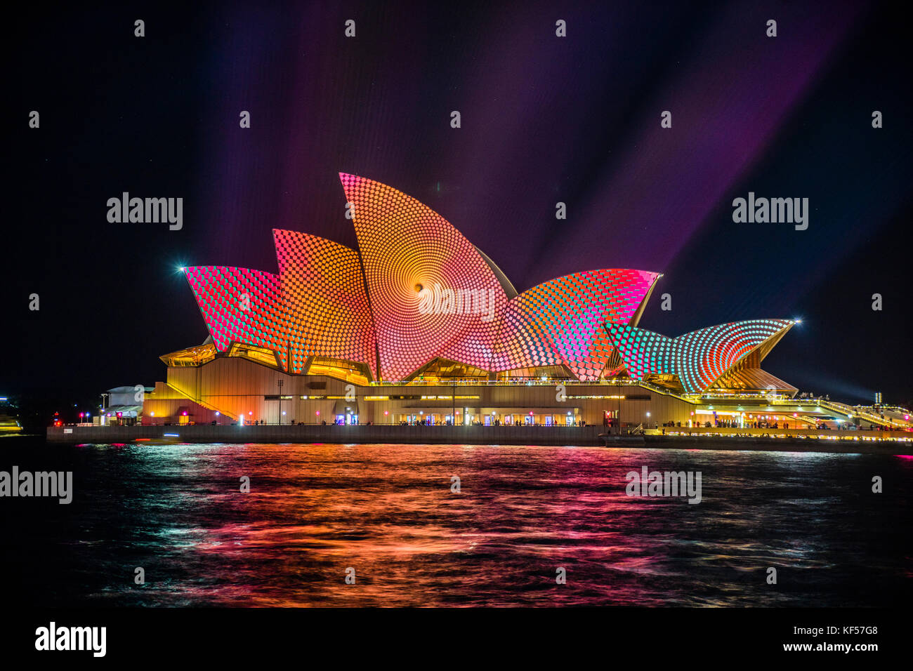 Australia, Nuovo Galles del Sud di Sydney Opera House, l'illuminazione delle vele con creature audio durante la vivida luce 2017 Foto Stock