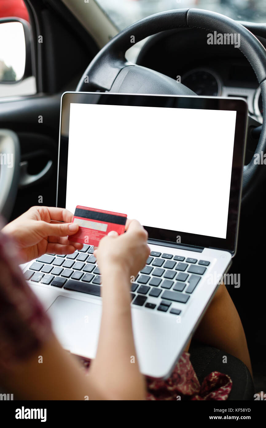 Crop mockup immagine della donna shopping a internet tramite computer portatile e informazioni sulla carta di credito. Foto Stock