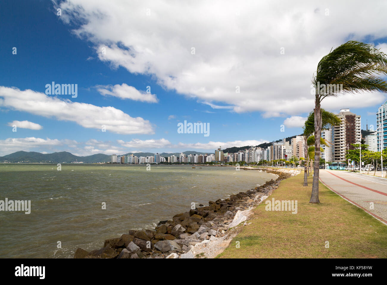 Ciclovia Beira Mar Norte, waterfront pista ciclabile nel centro di Florianópolis, nello stato di Santa Catarina, Brasile Foto Stock