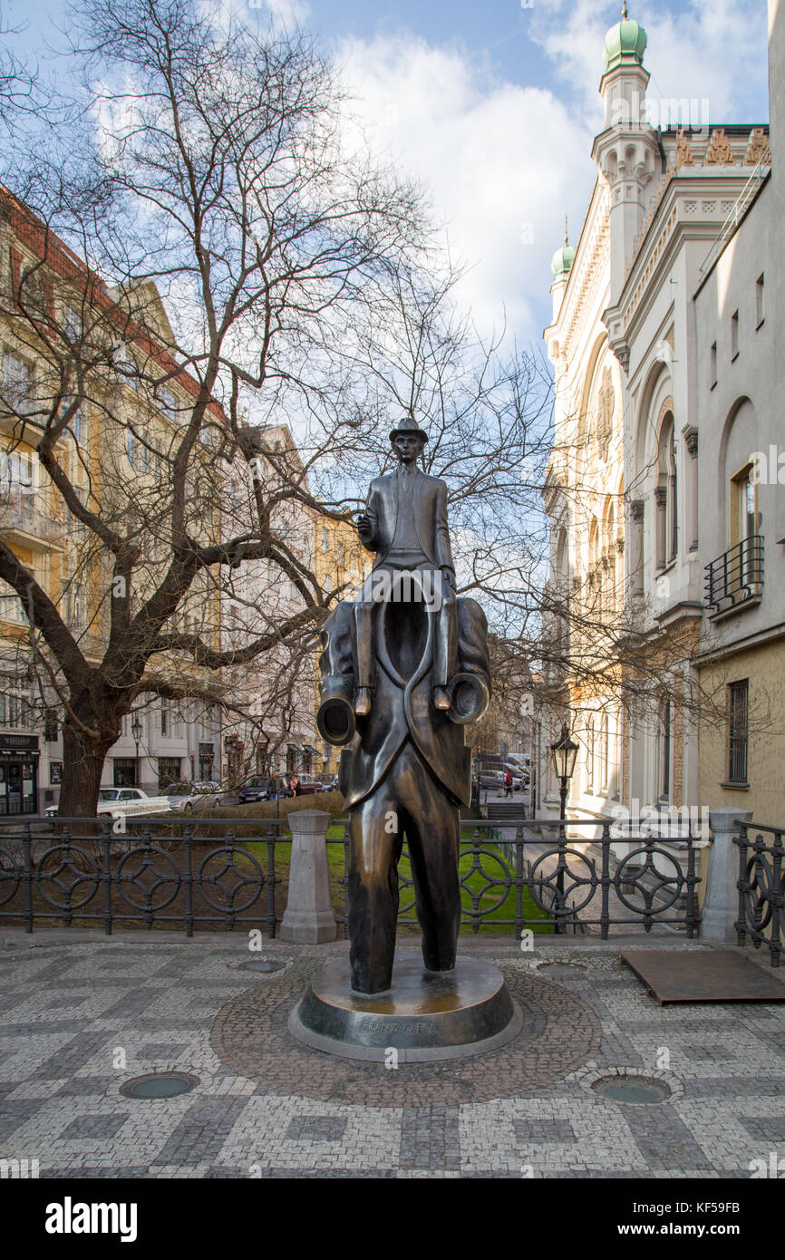 Praga, Repubblica Ceca - 15 marzo 2017: Franz Kafka statua nel quartiere ebraico per artista jaroslav rona. Foto Stock