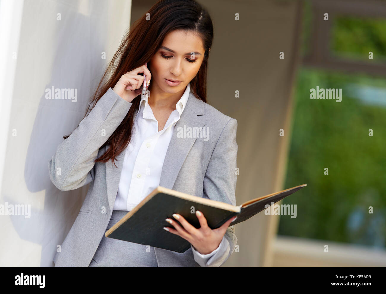 Ha sottolineato la donna al lavoro Foto Stock