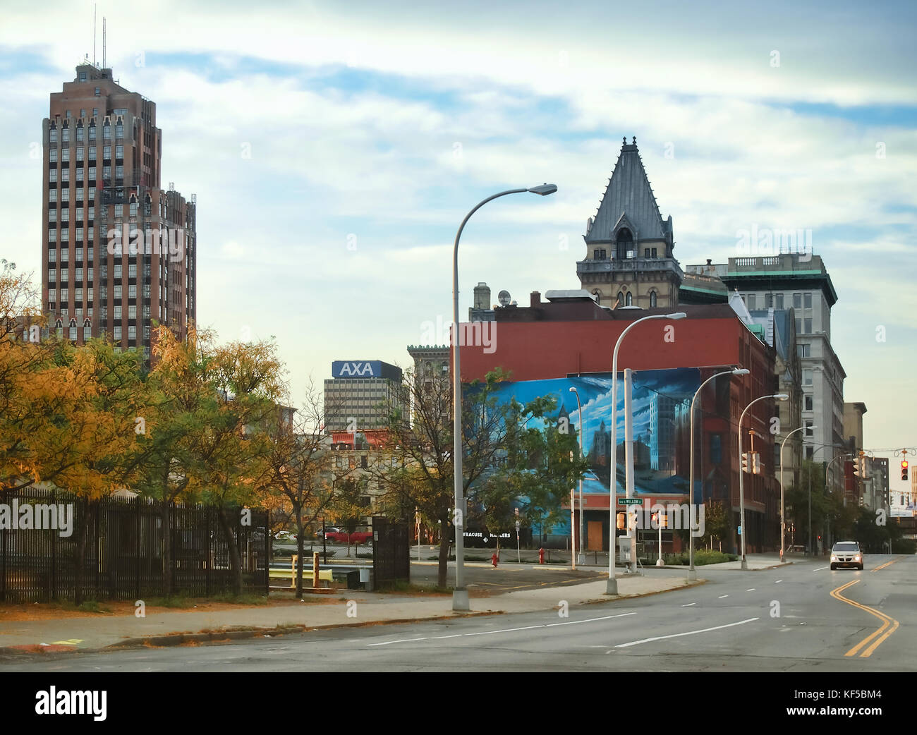 Speculatore, New York, Stati Uniti. 22 ottobre 2017. Vista su South Salina Street , perpendicolare a dove un tempo correva il canale Erie con la State Tower Bldg. Foto Stock