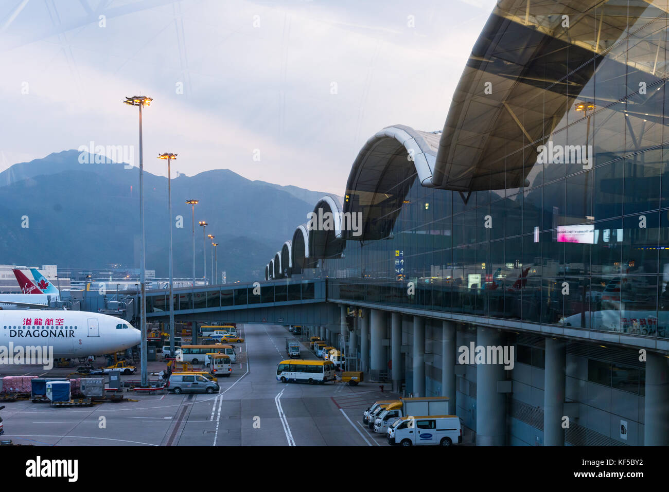 Aeroporto di Hong Kong al crepuscolo. Cina Foto Stock
