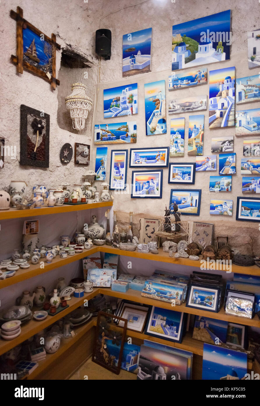Isola di Santorini, Grecia - Luglio 19, 2012: negozio di souvenir a Santorini. Gli isolani vendere ai turisti la vacanza di souvenir. Foto Stock