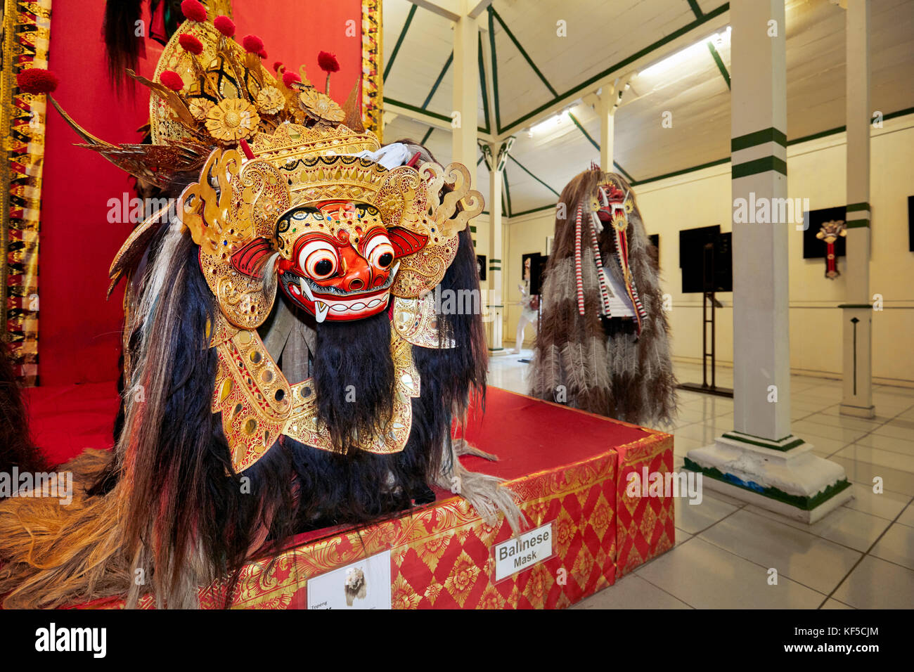 Maschera Barong per la danza Barong tradizionale. Stia Darma House Of Masks And Puppets, Mas, Ubud, Bali, Indonesia. Foto Stock