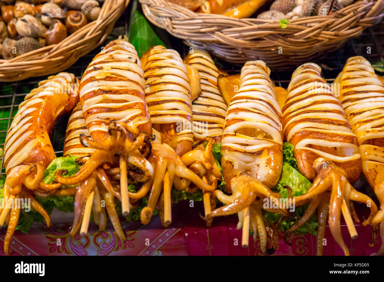 Calamari su un cibo di strada in stallo il mercato Asiatique, Bangkok, Thailandia Foto Stock