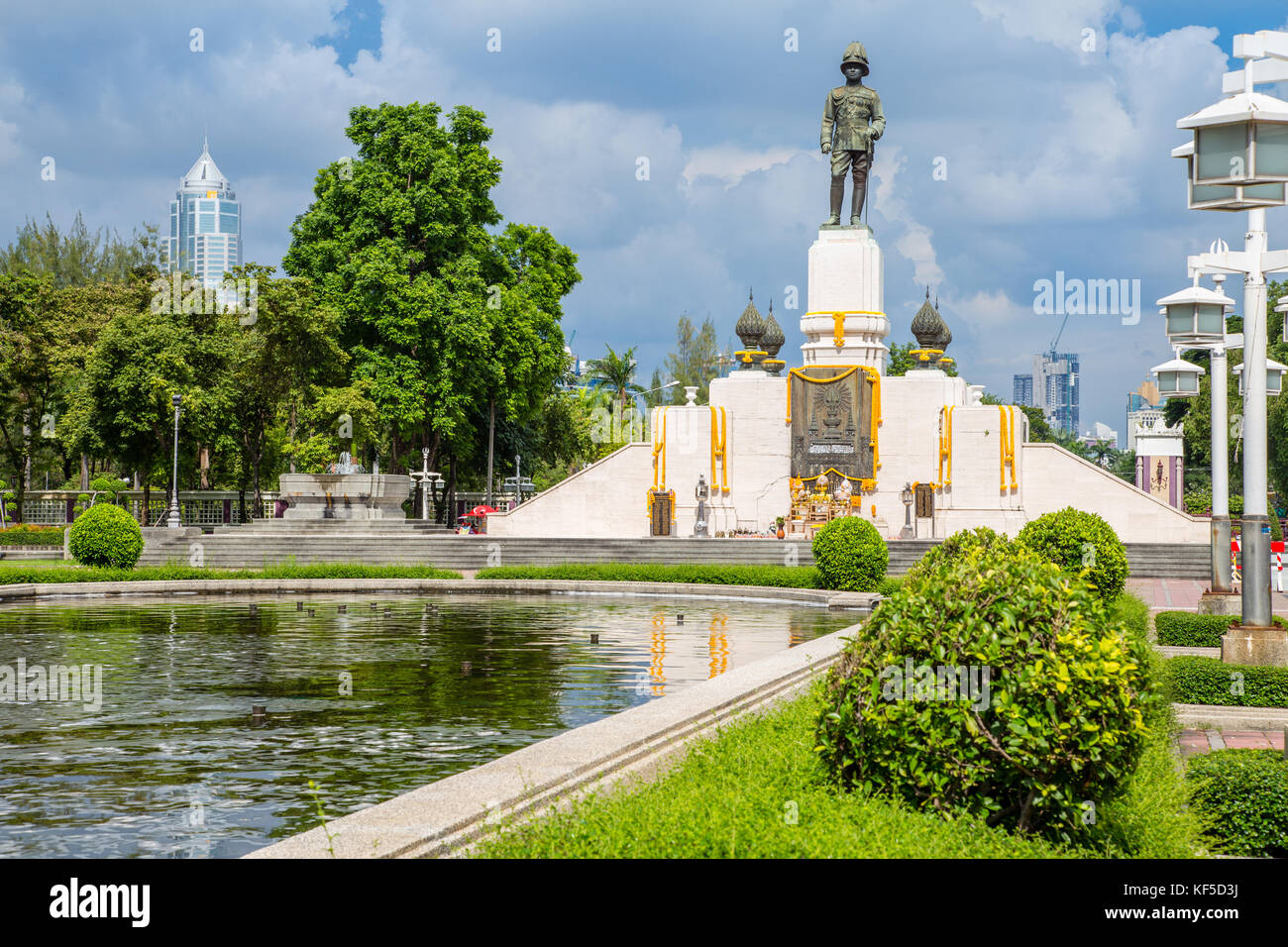 Il Re Rama vi un monumento nel parco Lumpini, Bangkok, Thailandia Foto Stock