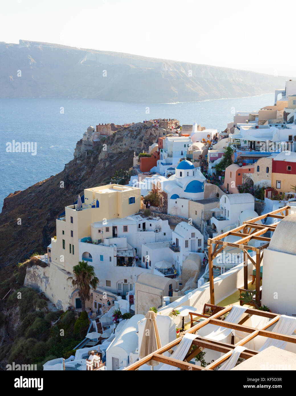 Oia - Santorini Island, Grecia - Luglio 19, 2012: tramonto in scena la cittadina di Oia. turisti Godetevi il tramonto passati dai migliori montagne di Oia. Foto Stock