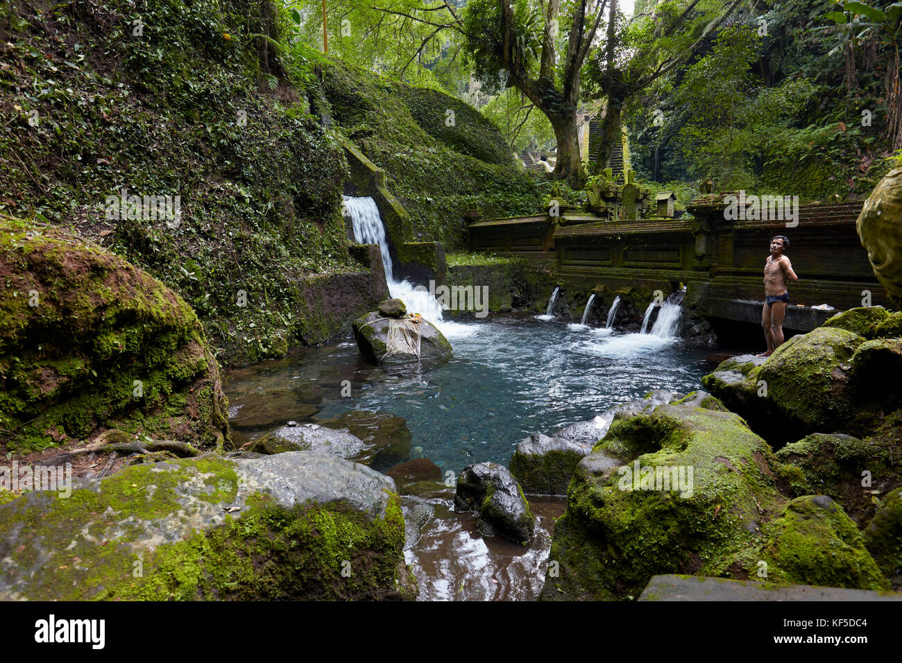 Metà della piscina da bagno maschile nel Tempio di Mengening. Tampaksiring, Bali, Indonesia. Foto Stock Metà della piscina da bagno maschile nel Tempio di Mengening. Tampaksiring, Bali, Indonesia. Foto Stock
