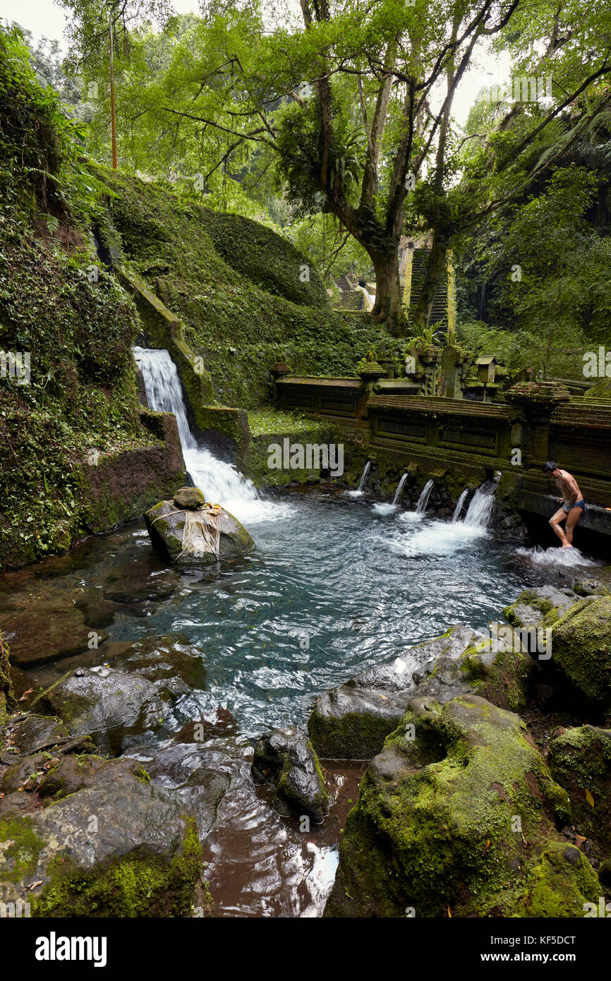Metà della piscina da bagno maschile nel Tempio di Mengening. Tampaksiring, Bali, Indonesia. Foto Stock Metà della piscina da bagno maschile nel Tempio di Mengening. Tampaksiring, Bali, Indonesia. Foto Stock