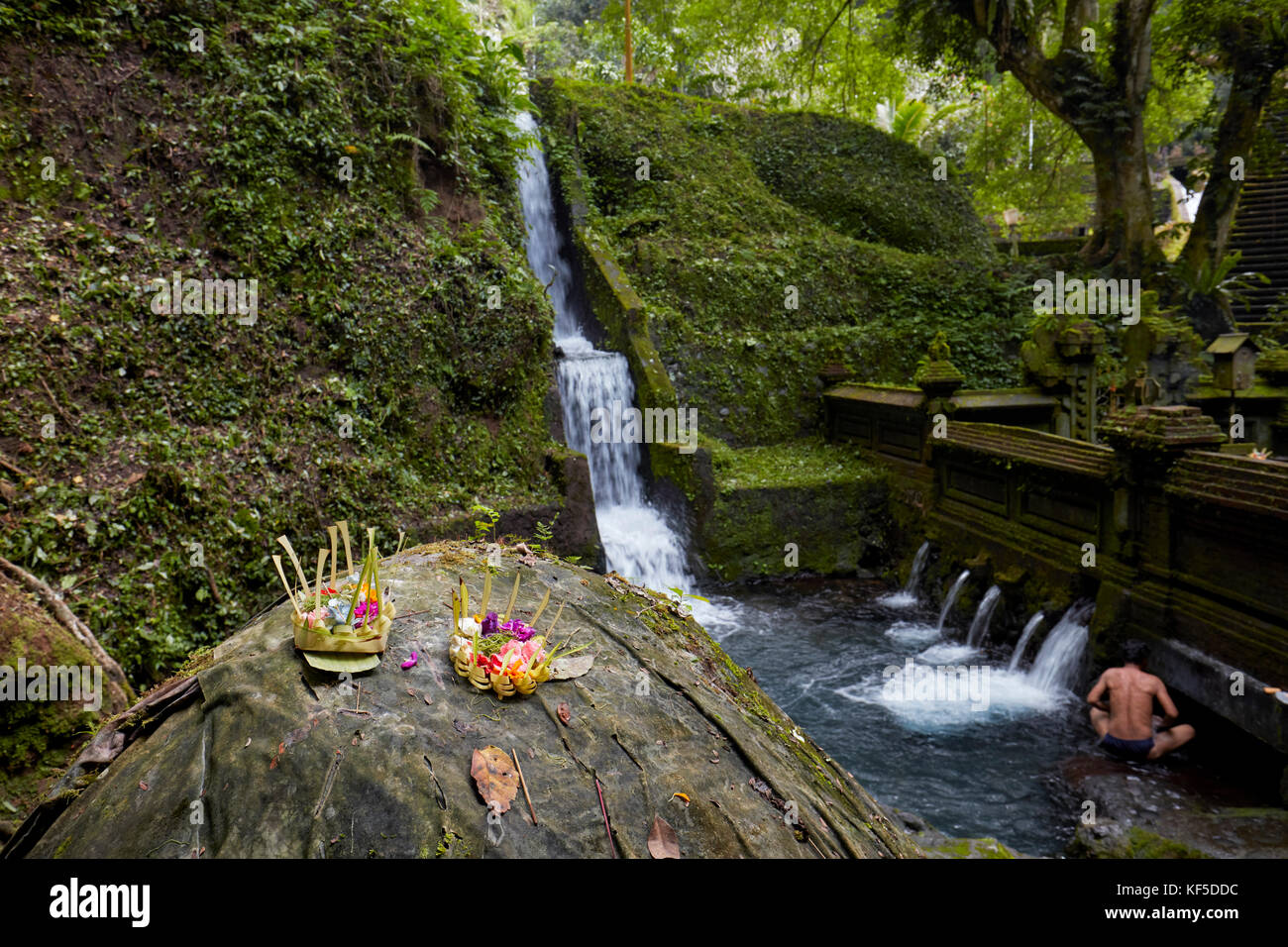 Metà della piscina da bagno maschile nel Tempio di Mengening. Tampaksiring, Bali, Indonesia. Foto Stock Metà della piscina da bagno maschile nel Tempio di Mengening. Tampaksiring, Bali, Indonesia. Foto Stock