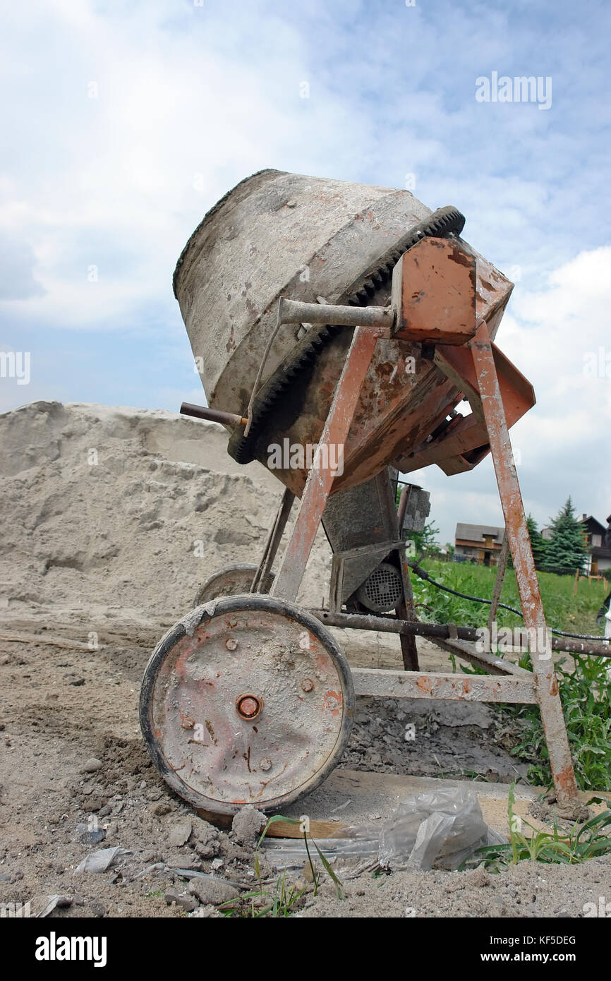 Il vecchio grunge betoniera al sito in costruzione Foto Stock
