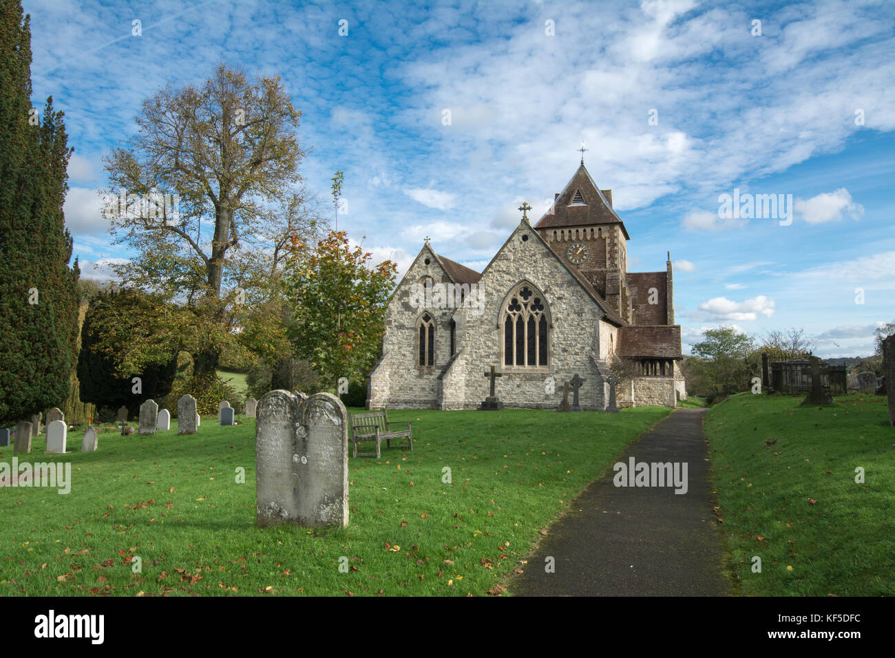 San Lorenzo Chiesa, Seale, Surrey, Regno Unito, in autunno in una giornata di sole con cielo blu e nuvole bianche Foto Stock