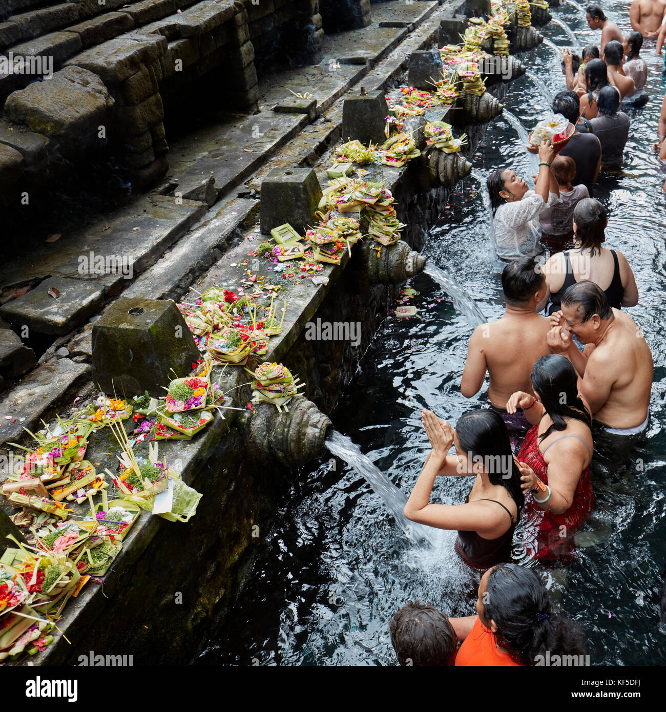 Persone che fanno purificazione rituale nella sorgente Santa. Tirta Empul Tempio, Tampaksiring, Bali, Indonesia. Foto Stock