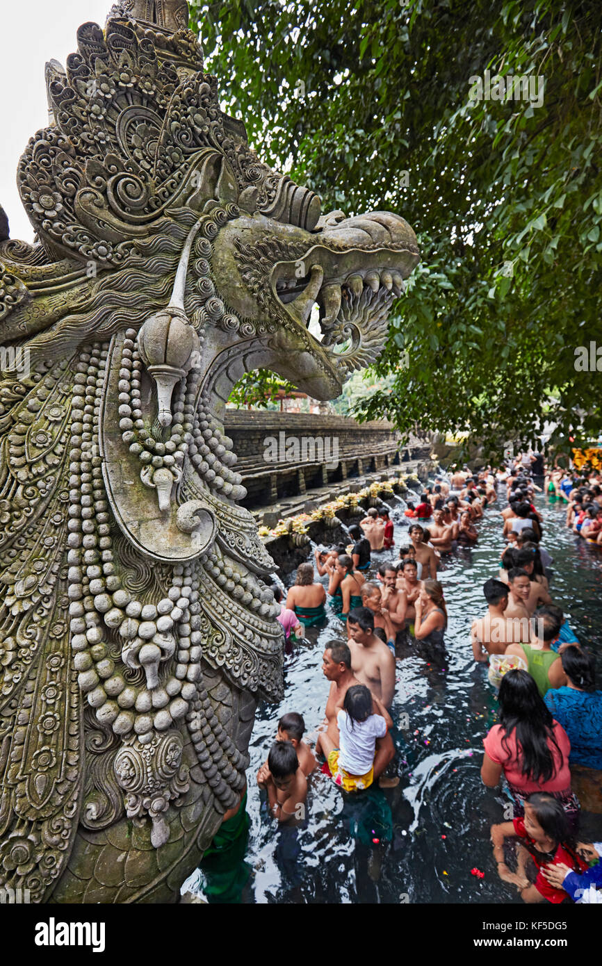 Statua presso la piscina rituale nel tempio di Tirta Empul. Tampaksiring, Bali, Indonesia. Foto Stock Statua presso la piscina rituale nel tempio di Tirta Empul. Tampaksiring, Bali, Indonesia. Foto Stock