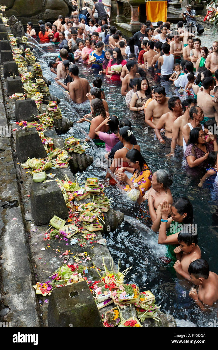 Persone che attendono in linea per fare purificazione rituale nella sorgente Santa. Tirta Empul Tempio, Tampaksiring, Bali, Indonesia. Foto Stock Persone che attendono in linea per fare purificazione rituale nella sorgente Santa. Tirta Empul Tempio, Tampaksiring, Bali, Indonesia. Foto Stock