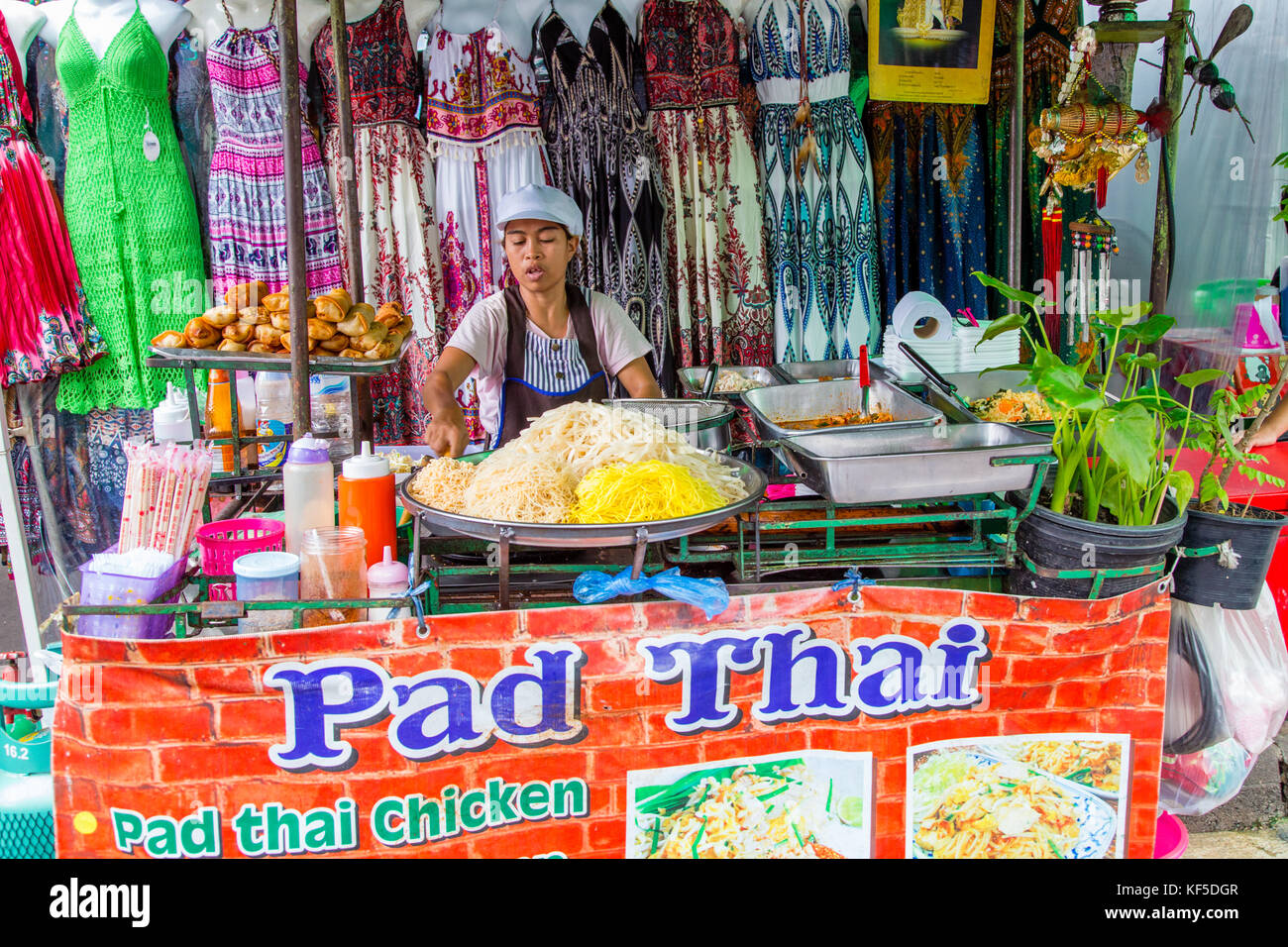 Cucina di strada bancarella vendendo Pad Thai a Bangkok, in Thailandia Foto Stock