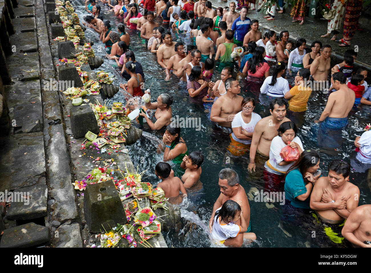 Persone che attendono in linea per fare purificazione rituale nella sorgente Santa. Tirta Empul Tempio, Tampaksiring, Bali, Indonesia. Foto Stock Persone che attendono in linea per fare purificazione rituale nella sorgente Santa. Tirta Empul Tempio, Tampaksiring, Bali, Indonesia. Foto Stock