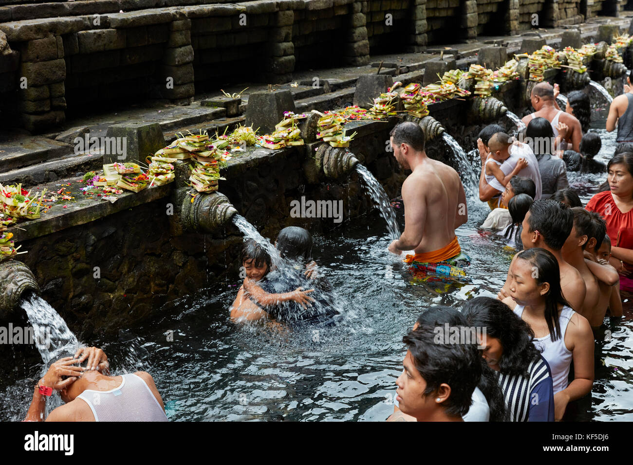 Persone che fanno purificazione rituale nella sorgente Santa. Tirta Empul Tempio, Tampaksiring, Bali, Indonesia. Foto Stock Persone che fanno purificazione rituale nella sorgente Santa. Tirta Empul Tempio, Tampaksiring, Bali, Indonesia. Foto Stock