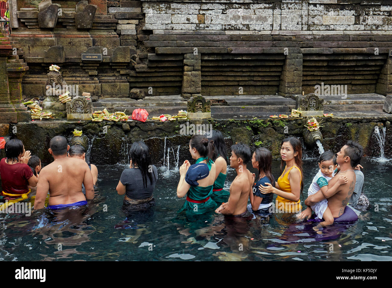 Persone che attendono in linea per fare purificazione rituale nella sorgente Santa. Tirta Empul Tempio, Tampaksiring, Bali, Indonesia. Foto Stock