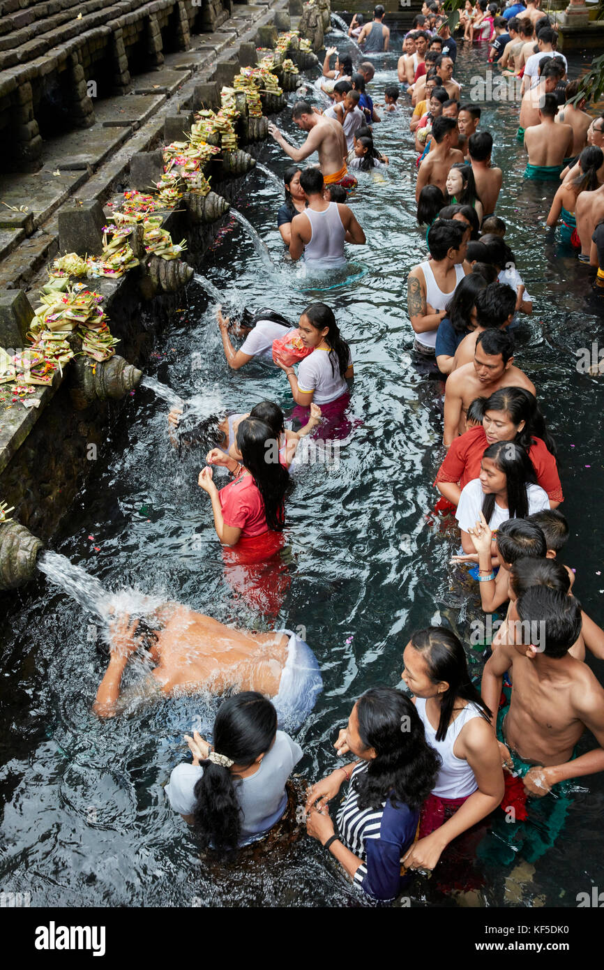 Persone che attendono in linea per fare purificazione rituale nella sorgente Santa. Tirta Empul Tempio, Tampaksiring, Bali, Indonesia. Foto Stock