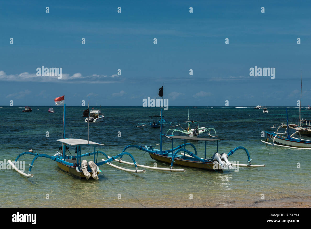 Il tradizionale design balinese dragonfly barca sulla spiaggia. jukung barche di pescatori sulla spiaggia di Sanur, Bali, Indonesia, Asia Foto Stock