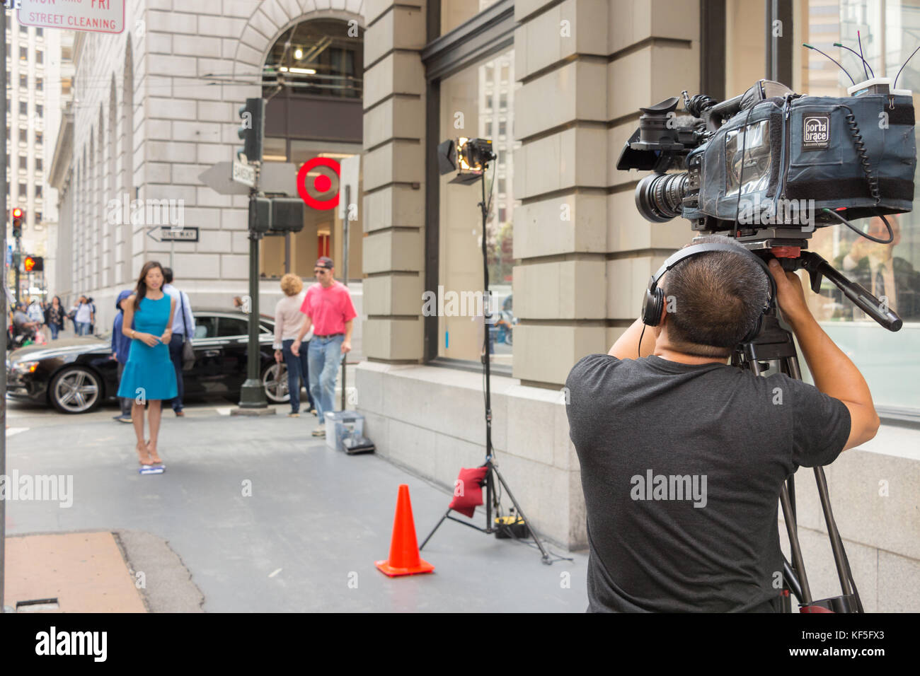 San Francisco, USA - 13 settembre 2017: Un cameraman professionista maschile sta trasmettendo una giornalista donna in un angolo di San Francisco. Foto Stock