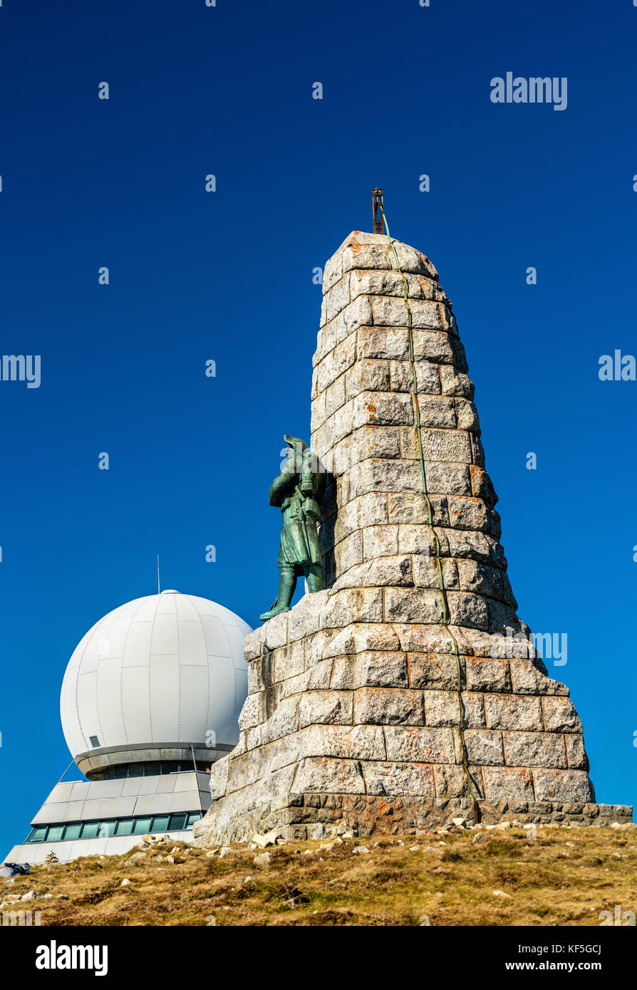 Monumento alla diables bleus e un controllo del traffico aereo stazione radar sulla sommità del grand ballon montagna in Alsazia, Francia Foto Stock