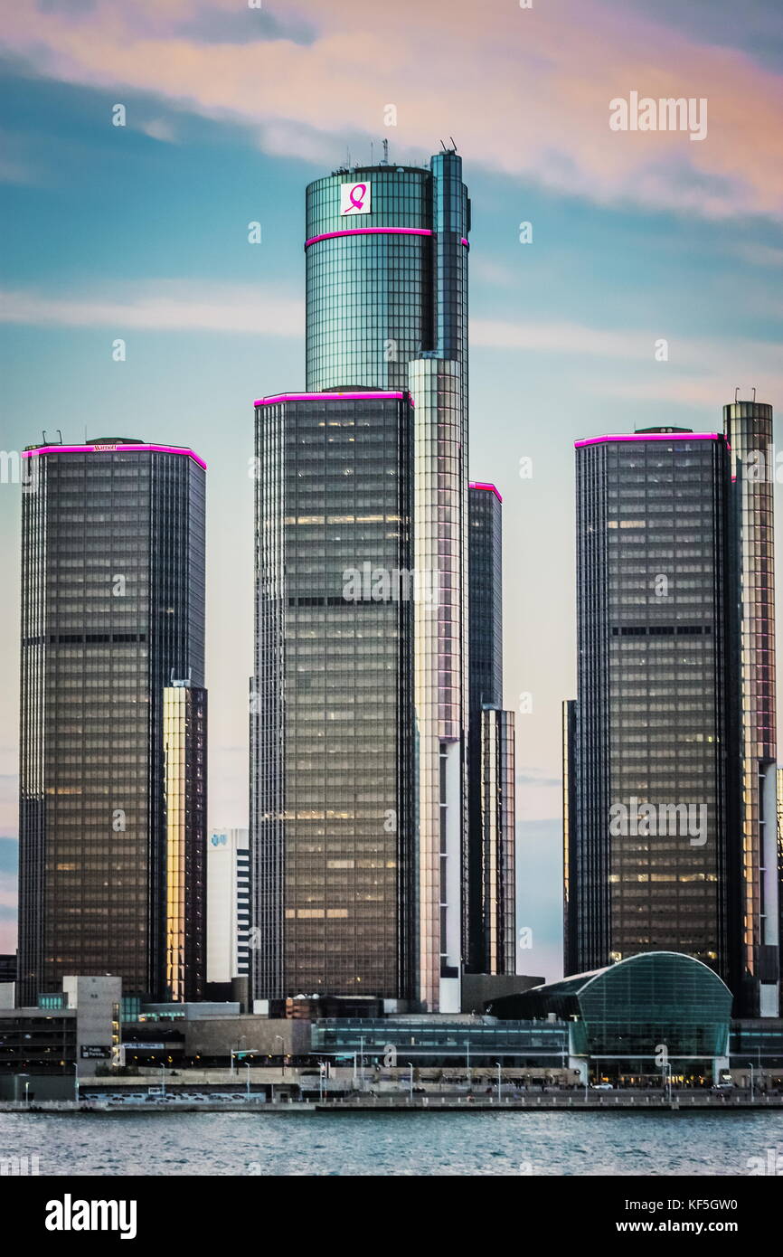 Detroit, MI, Stati Uniti d'America - 2° ottobre 2016: il centro del rinascimento (noto anche come il gm renaissance center e soprannominato il rencen) è un gruppo di sette int Foto Stock