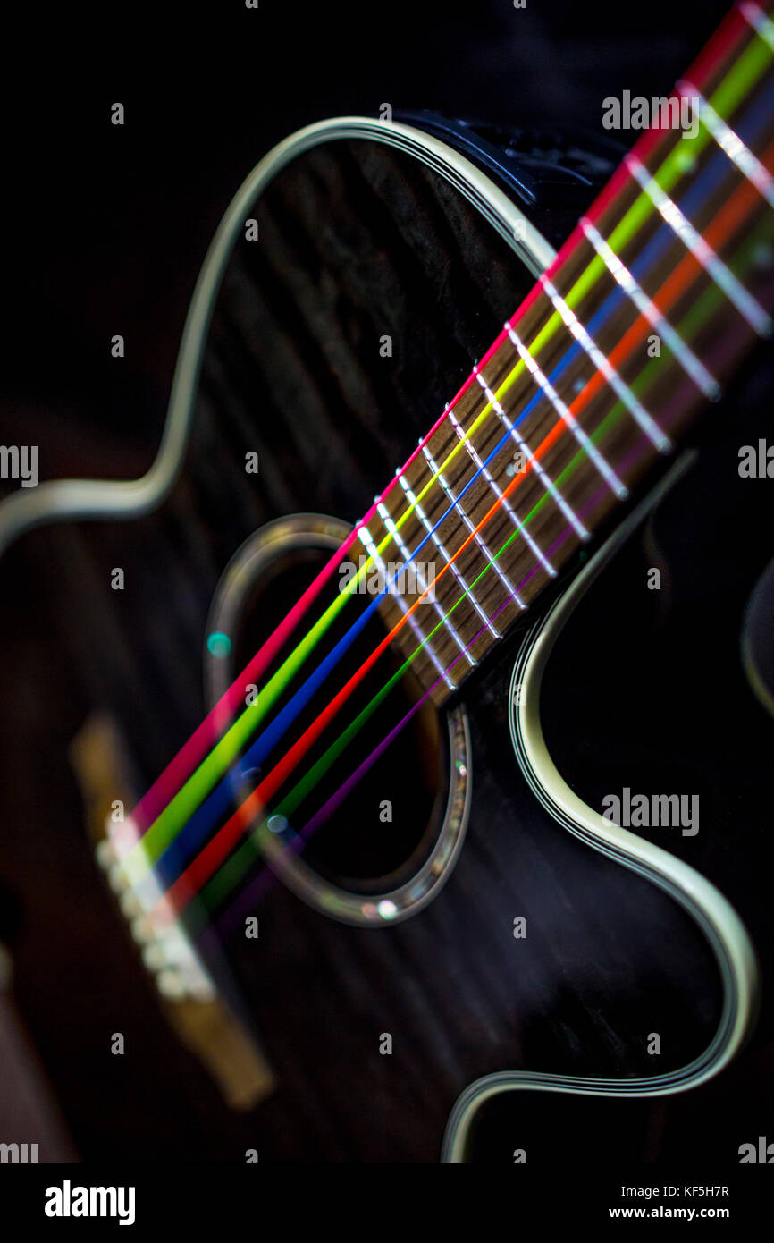 Chitarra acustica con colorate le stringhe arcobaleno Foto Stock