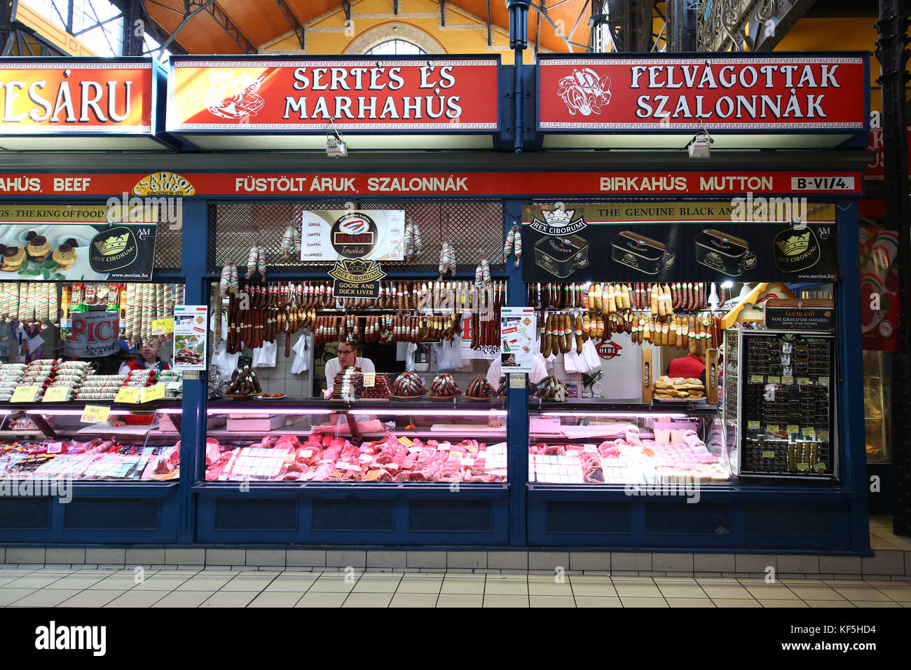 Carne in stallo il mercato centrale a Budapest, Ungheria Foto Stock