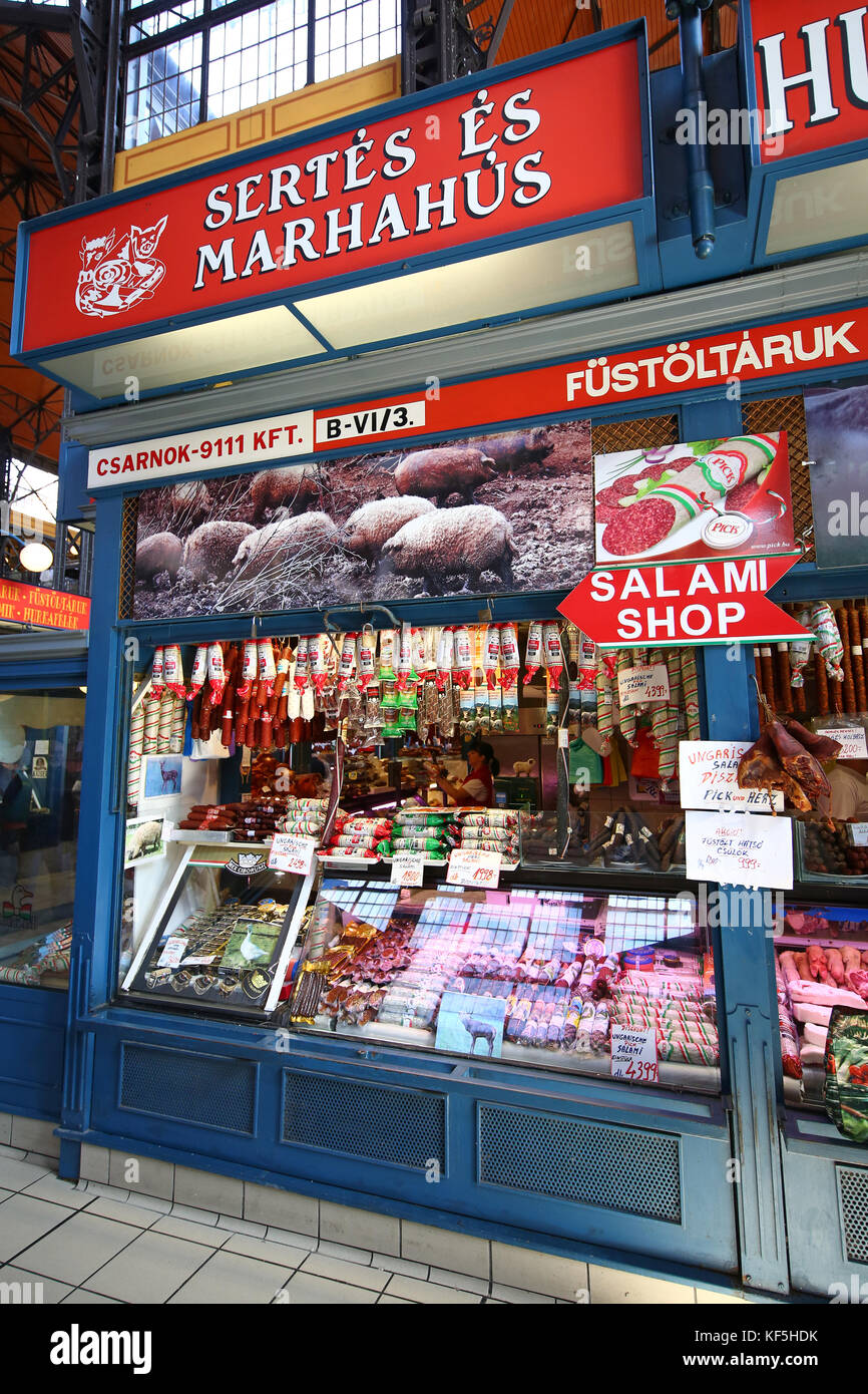 Carne in stallo il mercato centrale a Budapest, Ungheria Foto Stock