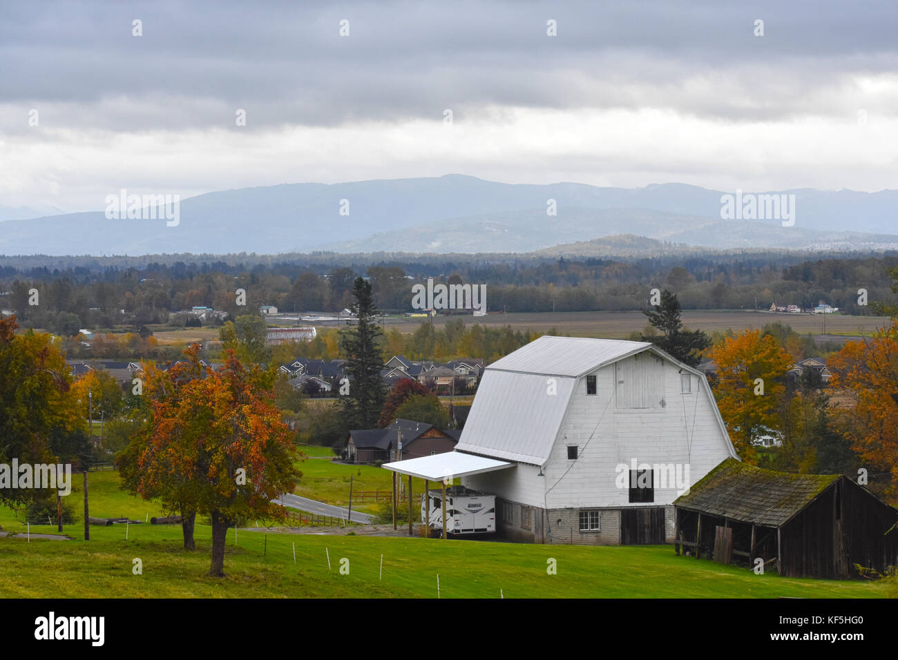 Un bellissimo paese di scena nel nord-ovest del Pacifico dello Stato di Washington nella città di Ferndale durante l'autunno. Un white barn è in primo piano con Foto Stock