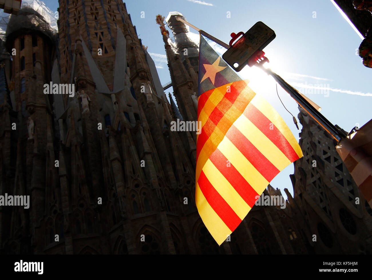 La Estelada bandiera pro indipendenza della Catalogna sventolare di fronte alla Sagrada Familia di Gaudì a Barcellona Foto Stock