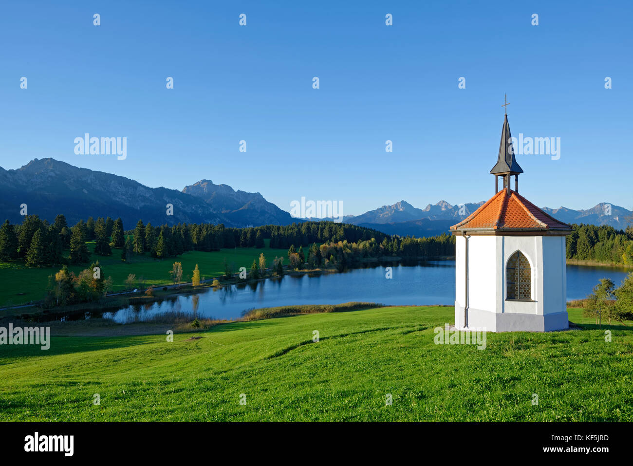 Cappella sul lago di Hegratsrieder, Halblech, Ostallgaeu, Allgäu, Svevia, Baviera, Germania Foto Stock