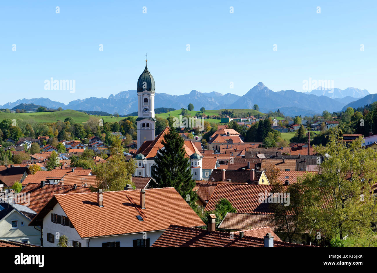 Vista di Nesselwang di fronte alle Alpi, Ostallgäu, Allgäu, Svevia, Baviera, Germania Foto Stock