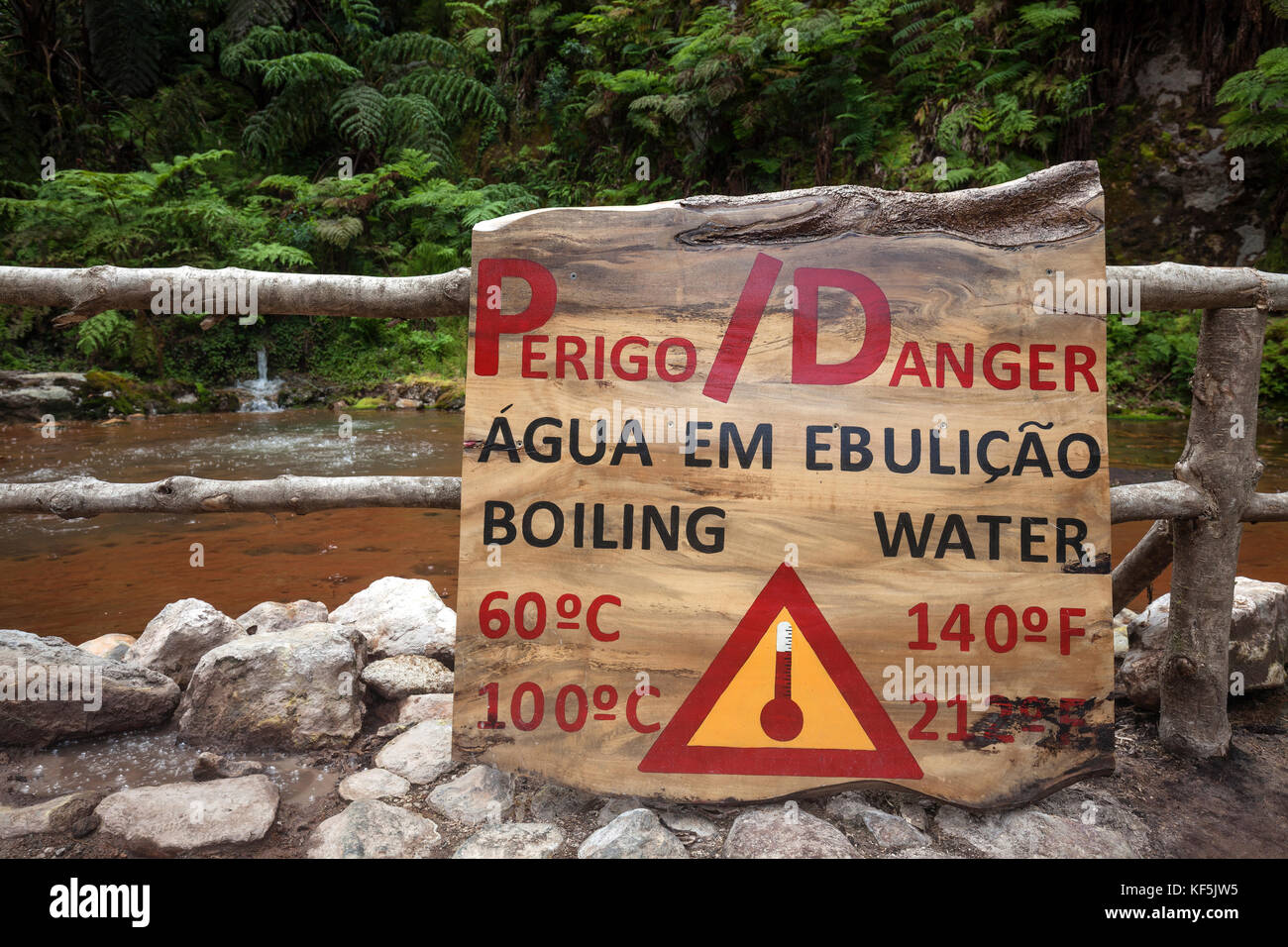 Primavera calda, acqua bollente segno di avvertimento, caldeira velha, isola di Sao Miguel, Azzorre, Portogallo Foto Stock