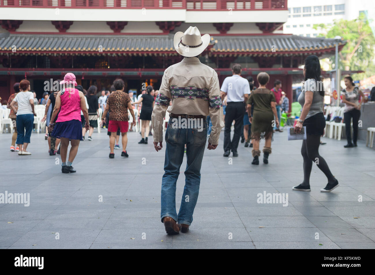 22.10.2017, Singapore, Repubblica di Singapore, Asia - Un gruppo di anziani si riunisce la domenica per ballare in fila in una piazza pubblica di Chinatown. Foto Stock