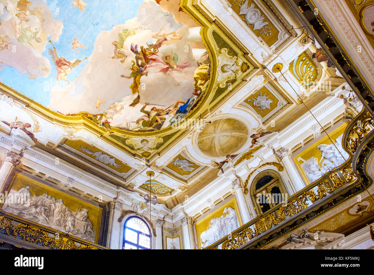 Interni di Villa Pisani soffitto affrescato con balcone dorato (Venezia, Italia, 25 apr 2017) Foto Stock