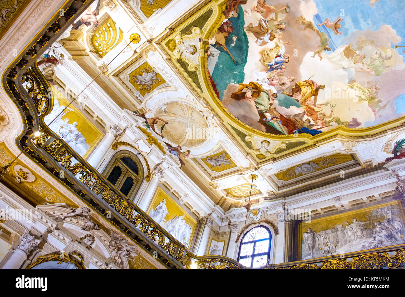 Interni di Villa Pisani, soffitto affrescato con balcone dorato (Venezia, Italia, 25 aprile 2017) Foto Stock