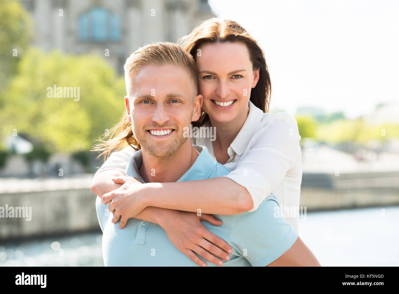 Ritratto di giovane uomo felice donna portante sulla sua schiena Foto Stock